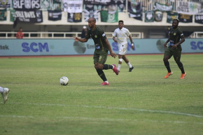 Aksi pemain Tira Persikabo, Loris Arnaud pada laga kontra PSS Sleman di Stadion Pakansari, Kabupetan Bogor, Senin (19/8/2019).