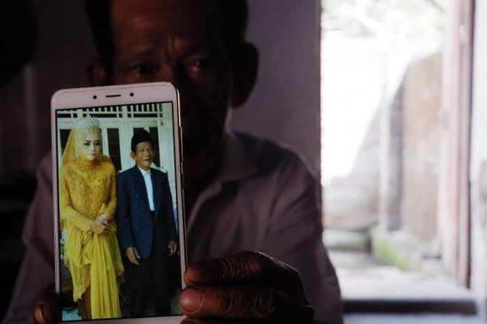 Viral pernikahan kakek 83 dengan gadis 27 tahun di Tegal, Jawa Tengah, menyedot perhatian masyarakat. Rupanya, sang Kakek berprofesi sebagai dukun.