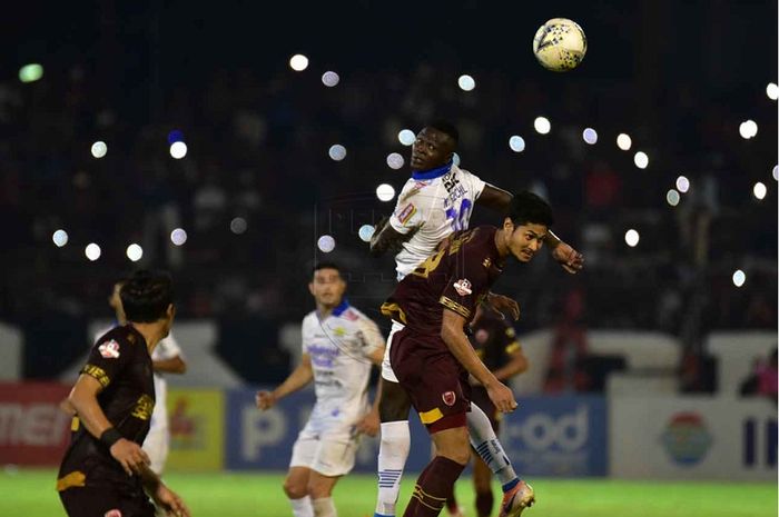 Striker Persib Bandung Ezechiel N'Douassel berebut bola dalam duel udara dengan bek PSM Makassar Abdurrahman dalam Liga 1 2019 di Stadion Andi Mattalatta, Makassar, Minggu (18/8/2019) malam WIB.