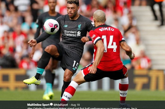 Aksi Alex Oxlade-Chamberlain ketika mencoba melewati pemain Southampton, Oriol Romeu pada pertandingan Liverpool, Minggu (18/8/2019).