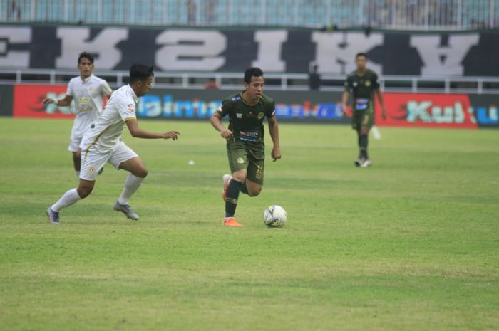 Aksi pemain Tira Persikabo, Guntur Triaji pada laga kontra PSS Sleman di Stadion Pakansari, Kabupetan Bogor, Senin (19/8/2019).