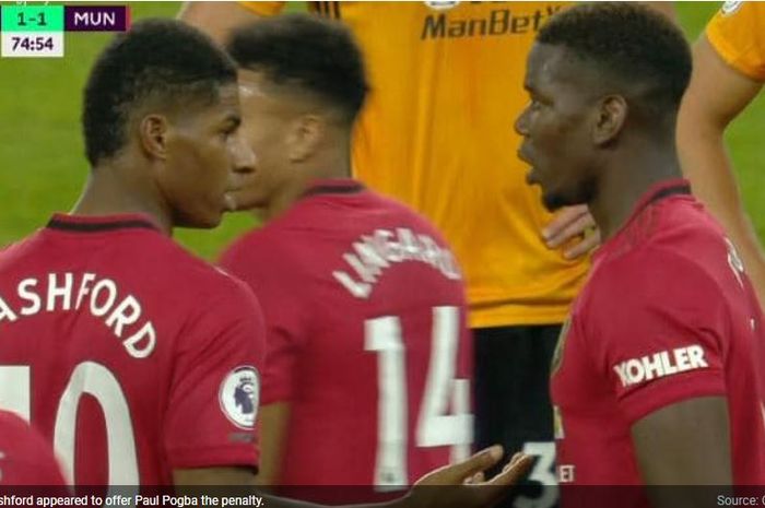 Marcus Rashford dan Paul Pogba berdiskusi singkat di lapangan.