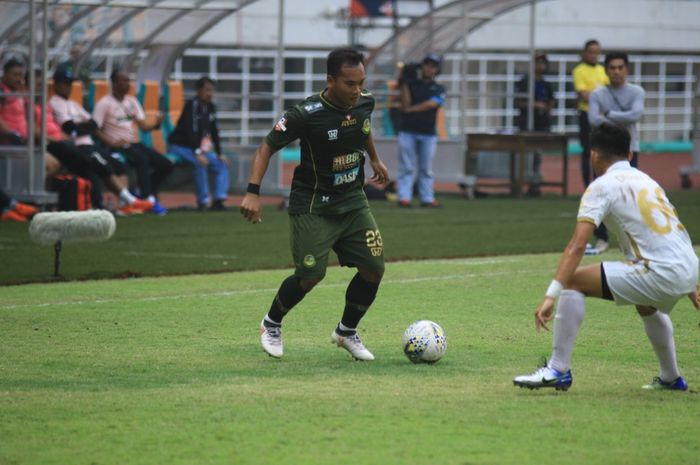Aksi pemain Tira Persikabo, Wawan Febriyanto pada laga kontra PSS Sleman di Stadion Pakansari, Kabupetan Bogor, Senin (19/8/2019).