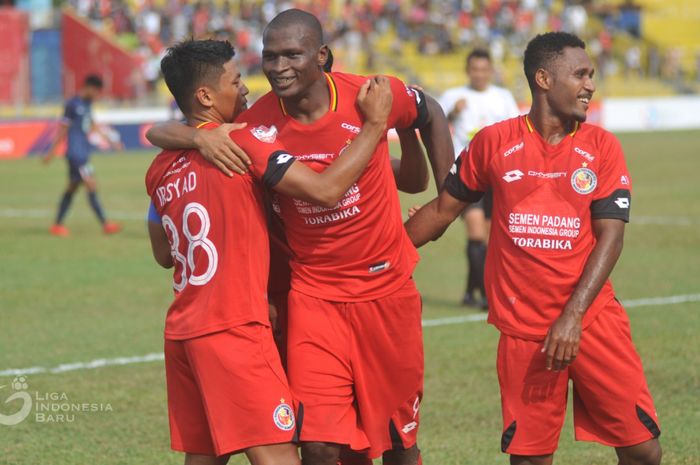 Karl Max merayakan gol bersama rekan-rekannya dalam lanjutan Liga 1 2019 yang berakhir untuk kemenangan Semen Padang atas Persela Lamongan dengan skor 2-0