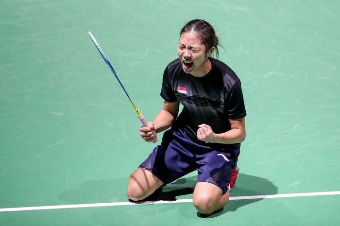 Pebulu tangkis tunggal putri Singapura, Yeo Jia Min, melakukan selebrasi setelah mengalahkan pemain nomor satu dunia dari Jepang, Akane Yamaguchi, pada babak kedua Kejuaraan Dunia BWF 2019.