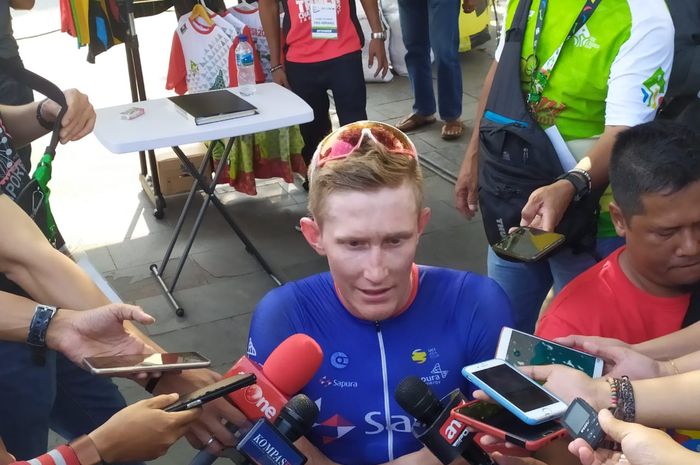 Marcus Culey (jersey biru) dari Team Sapura Cycling Malaysia, memenangi balapan etape ketiga Bank BRI Tour d Indonesia 2019, yang finis di Jember, Rabu (21/8/2019).