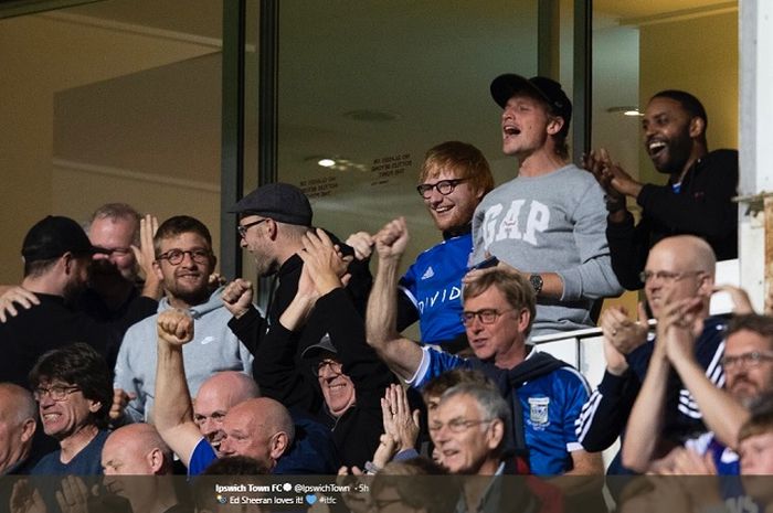 Ed Sheeran (tengah) ketika menyaksikan pertandingan antara Ipswich Town Vs AFC Wimbledon pada Selasa (20/8/2019) di Stadion Portman Road dengan mengenakan jersey tim kebanggaannya.