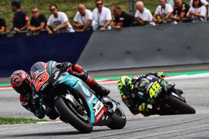 Momen pembalap Petronas SRT, Fabio Quartararo saat berada di depan Valentino Rossi 