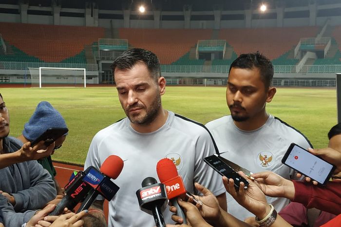 Pelatih timnas Indonesia, Simon McMenemy di Stadion Pakansari Kabupaten Bogor, Kamis (22/8/2019).