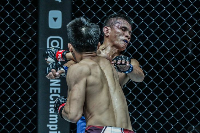 Atlet ONE Championship asal Indonesia, Paul Lumihi (kanan), menerima pukulan dari petarung China, Zhao Zhi Kang, dalam ajang ONE Championship bertajuk ONE: Dreams of Gold di Impact Arena, Bangkok, Thailand pada 16 Agustus 2019.