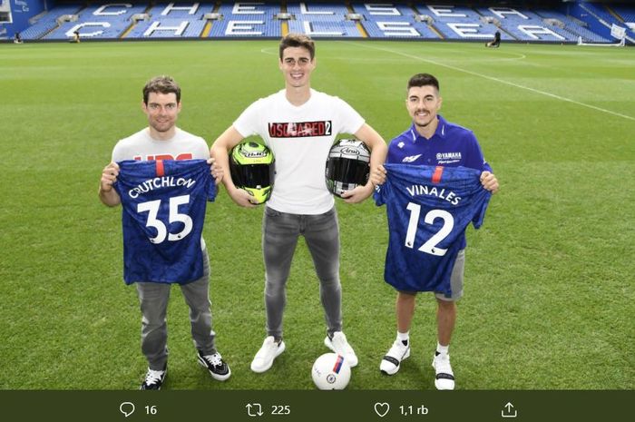 Kiper Chelsea, Kepa Arrizabalaga (tengah) diapit oleh Cal Crutchlow (kiri) dan Maverick Vinales (kanan) dalam kunjungan ke Stamford Bridge Rabu (21/8/2019)