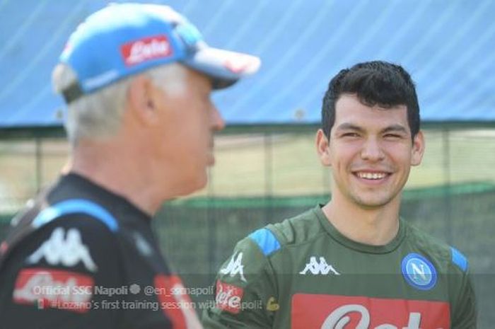 Winger baru Napoli, Hirving Lozano, bersama pelatih Carlo Ancelotti.