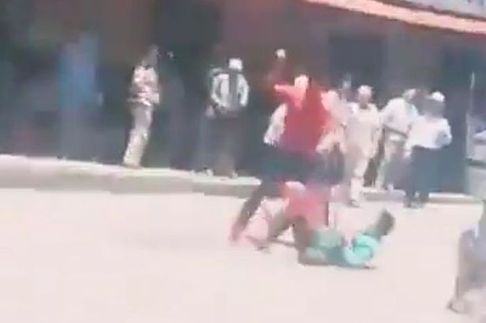 Sang suami berusaha menikam selingkuhan istrinya dengan pisau