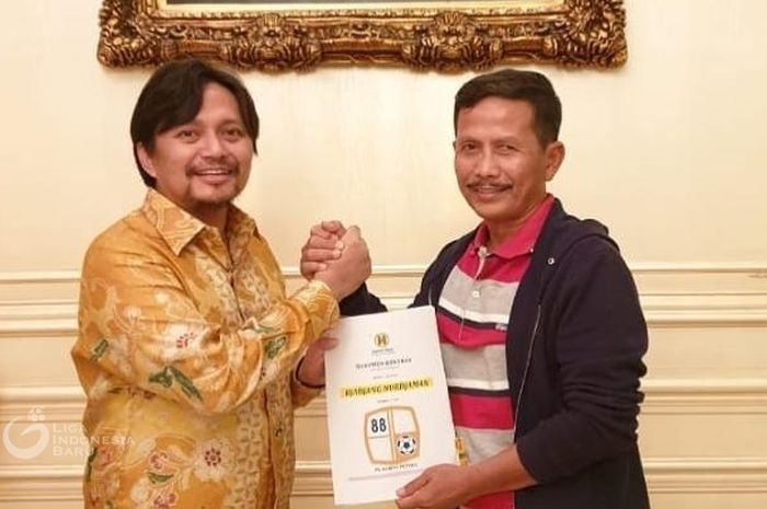 CEO  Barito Putera, Hasnuryadi Sulaiman (kiri) saat memperkenalkan Djadjang Nurdjaman (kanan) sebagai pelatih baru timnya.