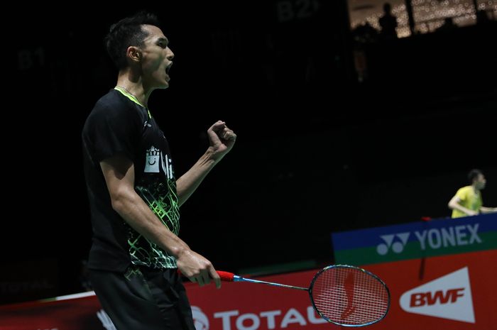 Pebulu tangkis tunggal putra Indonesia, Jonatan Christie, melakukan selebrasi saat berhasil memenangi poin atas Jan O Jorgensen (Denmark) yang menjadi lawannya pada babak ketiga Kejuaraan Dunia 2019.