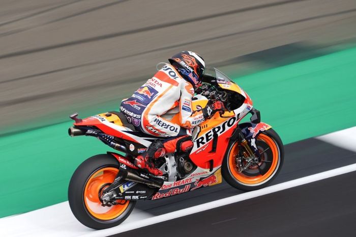 Pembalap Repsol Honda, Jorge Lorenzo saat menggeber motor RC213V pada sesi latihan bebas MotoGP Inggris 2019, Jumat (23/8/2019)