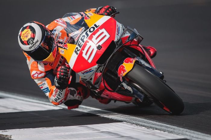Pembalap Repsol Honda, Jorge Lorenzo kembali beraksi usai cedera panjang pada sesi latihan MotoGP Inggris 2019, Jumat (23/8/2019)