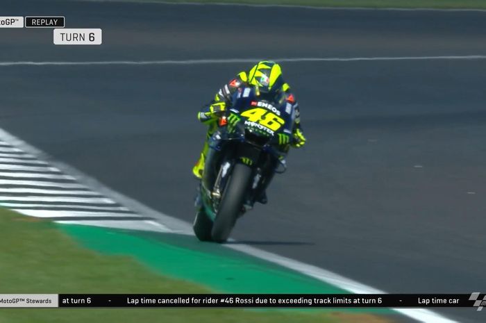 Valentino Rossi melewati Tikungan 6 Sirkuit Silverstone pada sesi FP2 MotoGP Inggris 2019, Jumat (23/8/2019). Ia sempat dianggap melewati batas-batas trek akan tetapi catatan waktunya dipulihkan.