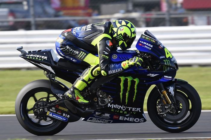 Aksi pembalap Monster Energy Yamaha, Valentino Rossi pada babak kualifikasi MotoGP Inggris 2019, Sabtu (24/8/2019)