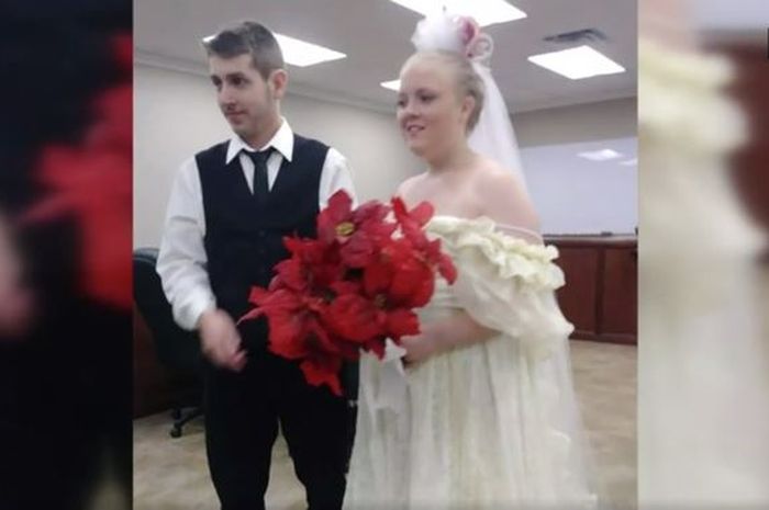 Acara pernikahan Harley Morgan (19) dan Rhiannon Boudreaux (20).