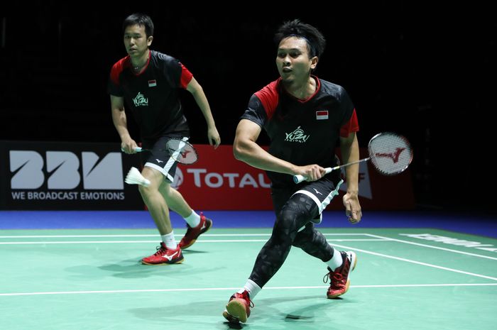 Pasangan ganda putra Indonesia, Hendra Setiawan/Mohammad Ahsan, saat menjalani laga melawan rekan senegara Fajar Alfian/Muhammad Rian Ardianto pada semifinal Kejuaraan Dunia 2019 di St Jakobshalle, Basel, Swiss, Sabtu (24/8/2019).