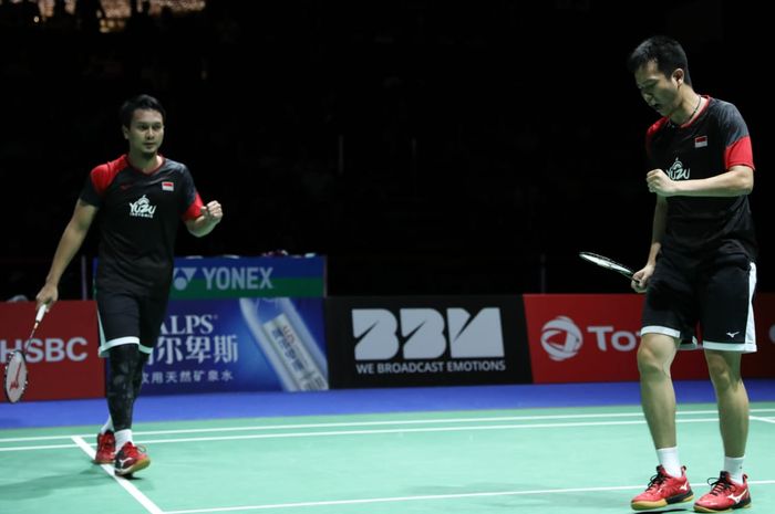 Pasangan ganda putra Indonesia, Mohammad Ahsan/Hendra Setiawan, bereaksi setelah memastikan diri ke final Kejuaraan Dunia 2019 di St Jakobshalle, Basel, Swiss, Sabtu (24/8/2019).