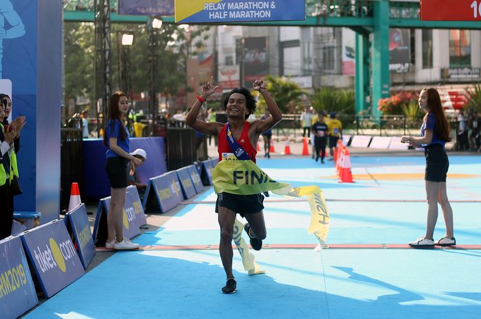 Pelari dari kategori Relay Marathon memasuki garis finish Kudus Relay Marathon 2019.