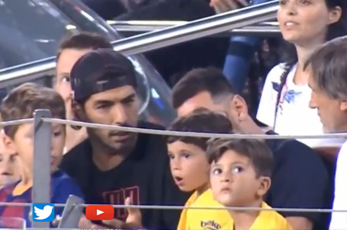 Potret Luis Suarez memprotes anak laki-laki Lionel Messi, Mateo, karena merayakan gol ke gawang Barcelona saat bertanding melawan Real Betis di Stadion Camp Nou, 25 Agustus 2019.