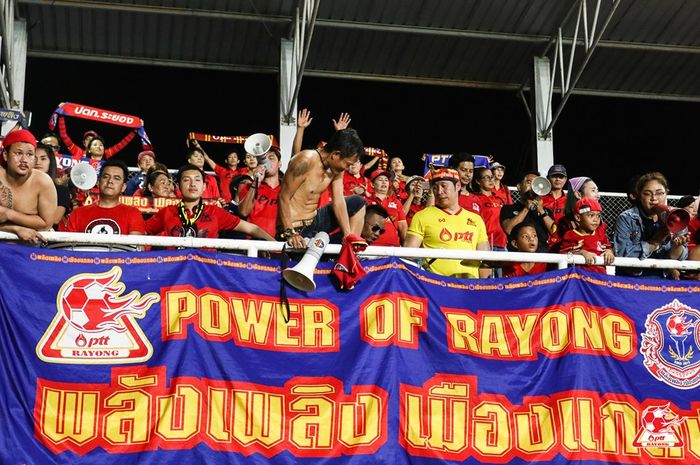 Fan PTT Rayong saat mendukung timnya berlaga kontra Trat FC pada laga pekan ke-25 Liga Thailand 1 2019, 24 Agustus 2019.