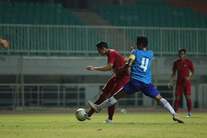 Aksi Ricky Fajrin saat membela timnas Indonesia kontra Persika Karawang di Stadion Pakansari, Kabupaten Bogor, Minggu (25/8/2019).