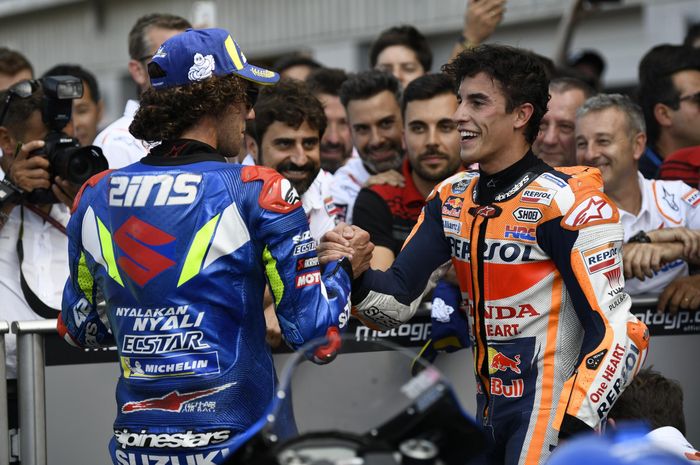 Alex Rins (Suzuki Ecstar) dan Marc Marquez (Repsol Honda) bersalaman setelah menyelesaikan balapan MotoGP Inggris di Sirkuit Silverstone, Minggu (25/8/2019).