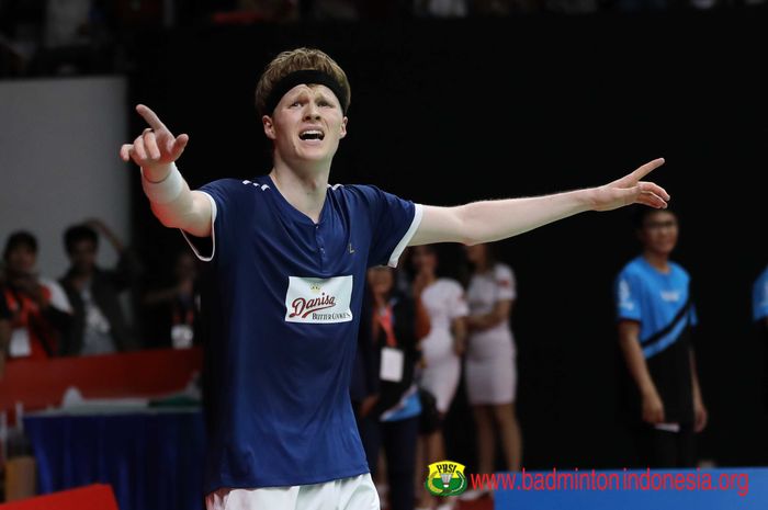 Anders Antonsen (Denmark) saat memenangi laga atas Kento Momota (Jepang) pada final Indonesia Masters 2019, di Istora Senayan Jakarta, Minggu )27/8/2019).