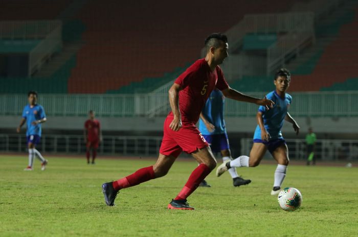 Bek timnas Indonesia, Otavio Dutra pada laga uji coba kontra Persika Karawang, di Stadion Pakansari, Kabupaten Bogor, Minggu (25/8/2019).