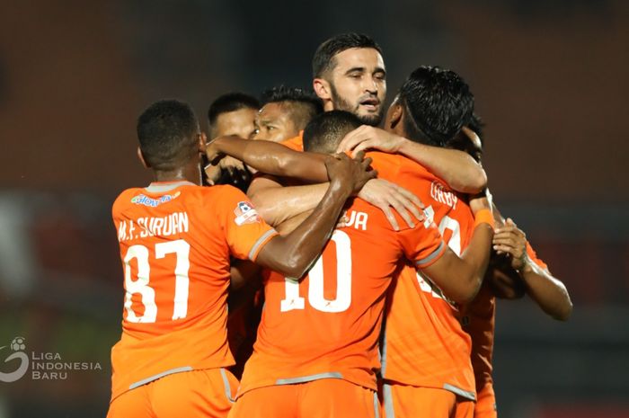 Pemain Borneo FC, Renan da Silva, yang merupakan pemegang  top skor klub saat ini, merayakan golnya ke gawang Semen Padang FC di Stadion Segiri, Kota Samarinda pada Sabtu (24/8/2019).