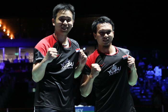 Pasangan ganda putra Indonesia, Hendra Setiawan (kiri) dan Mohammad Ahsan, berpose usai meraih medali emas Kejuaraan Dunia 2019 di Basel, Swiss, Minggu (25/8/2019).