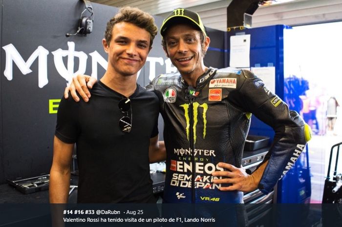 Pembalap McLaren F1, Lando Norris (kiri), mengunjungi Valentino Rossi (kanan) jelang balapan MotoGP Inggris di Sirkuit Silverstone, 25 Agustus 2019.