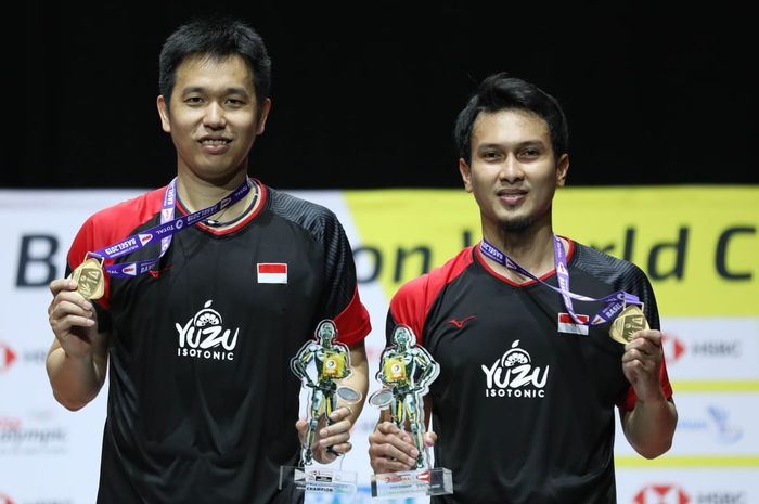 Pasangan ganda putra Indonesia, Hendra Setiawan dan Mohammad Ahsan, berpose dengan medali emas Kejuaraan Dunia 2019 yang mereka raih pada babak final di Basel, Swiss, Minggu (26/8/2019).