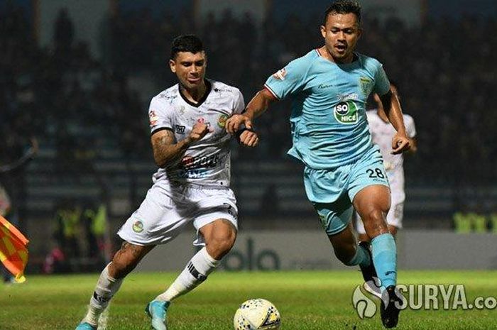 sayap Tira Persikabo, Ciro Alves (kiri),  berduel dengan  bek Persela Lamongan, Arif Satria, di Stadion Surajaya, Lamongan, Minggu (25/8/2019). 