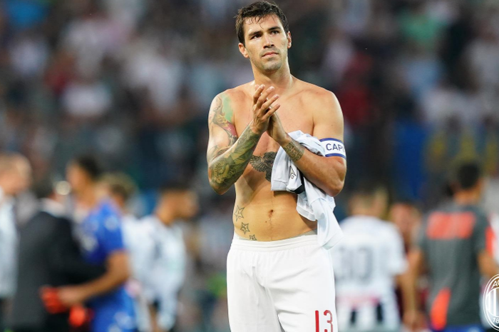 Kapten AC Milan, Alessio Romagnoli menyiratkan wajah yang kurang semangat setelah timnya kalah 0-1 dari Udinese pada pekan perdana Serie A Liga Italia 2019-2020, Ahad (25/8/2019) di Dacia Arena, Udine.