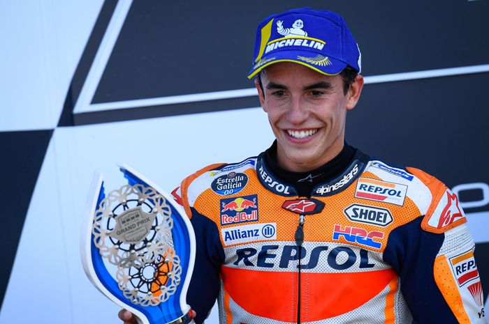 Pembalap Repsol Honda, Marc Marquez, berpose di podium setelah finis kedua pada balapan MotoGP Inggris di Sirkuit Silverstone, Minggu (25/8/2019).