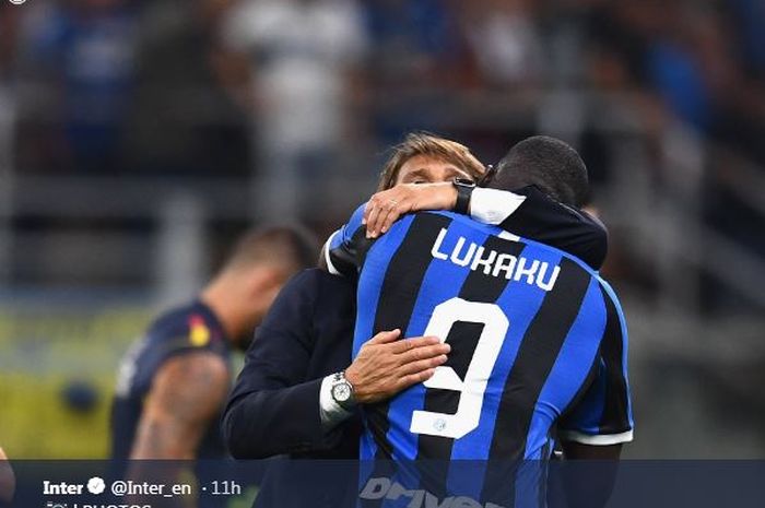 Pelatih Inter Milan, Antonio Conte, memeluk Romelu Lukaku seusai laga Liga Italia melawan Lecce di Stadion Giuseppe Meazza, Senin (26/8/2019).