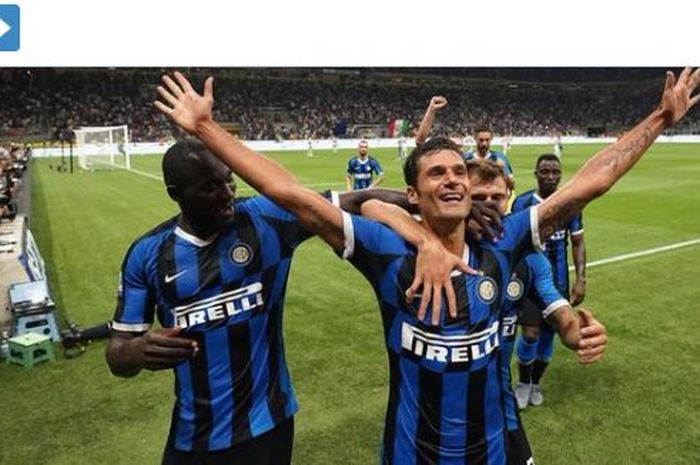 Para pemain Inter Milan merayakan gol yang dicetak oleh Antonio Candreva (tengah) dalam laga Liga Italia melawan Lecce di Stadion Giuseppe Meazza, Senin (26/8/2019).