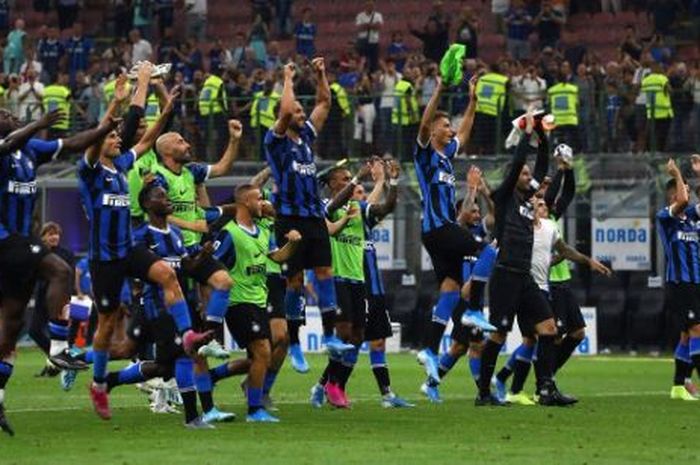 Para pemain Inter Milan merayakan kemenangan atas Lecce dalam laga Liga Italia di Stadion Giuseppe Meazza, Senin (26/8/2019).