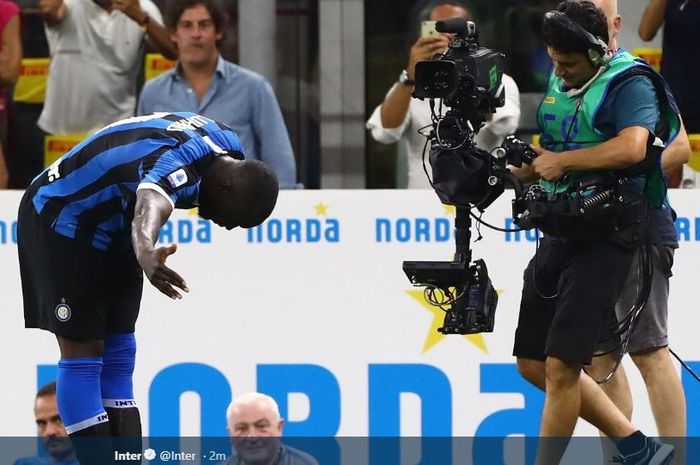 Romelu Lukaku berselebrasi di depan kamera setelah membawa Inter Milan unggul 3-0 atas Lecce dalam laga Liga Italia Serie A 2019-2020, Selasa (27/8/2019) di Stadion Giuseppe Meazza, Milan.