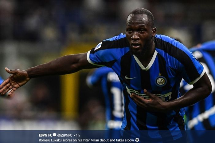 Selebrasi striker anyar Inter Milan, Romelu Lukaku seusai mencetak gol ketiga timnya dalam kemenangan 4-0 atas Lecce pada pekan pertama Liga Italia di Stadion Giuseppe Meazza, Senin (26/8/2019).