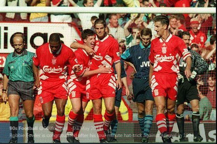 Robbie Fowler dan pemain Liverpool lain merayakan gol ke gawang Arsenal pada Liga Inggris musim 1994-1995.