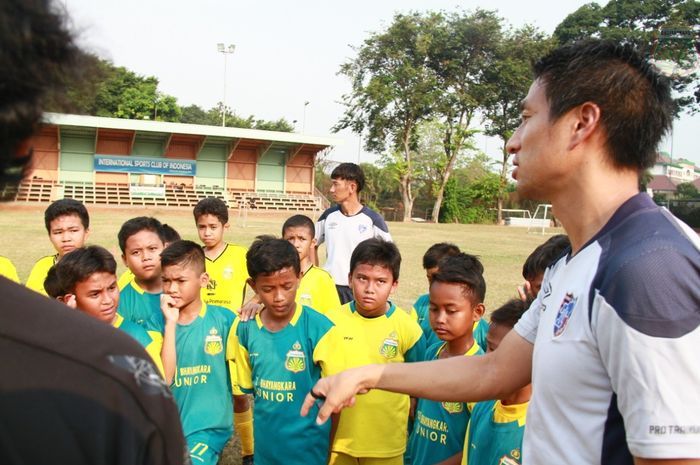 Kegiatan coaching clinic FC Tokyo untuk anak-anak Akademi Bhayangkara FC di Lapangan ISCI, Ciputat, Selasa (27/8/2019)
