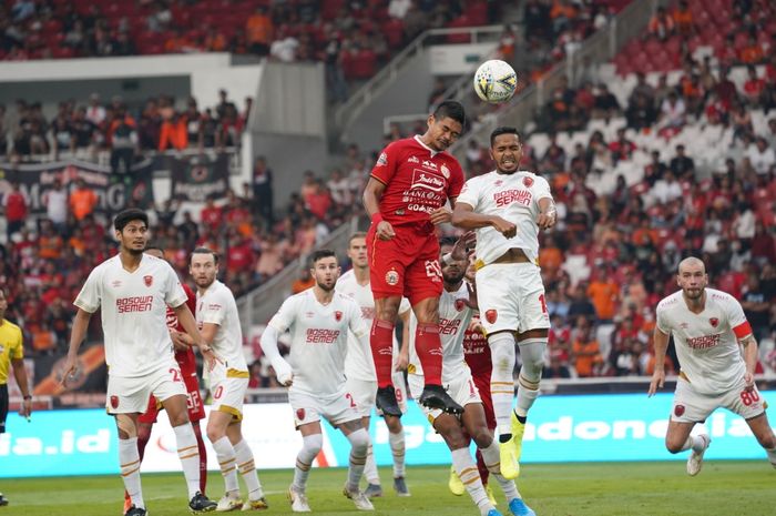 Duel udara antara striker Persija, Bambang Pamungkas dan bek PSM Makassar, Hasim Kipuw pada lanjutan Liga 1 2019 di SUGBK, Senayan, Jakarta Pusat, 28 Agustus 2019.