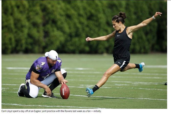 Bintang Timnas Wanita Amerika Serikat, Carli Lloyd, saat mengikuti latihan bersama tim NFL Philadelphia Eagles.