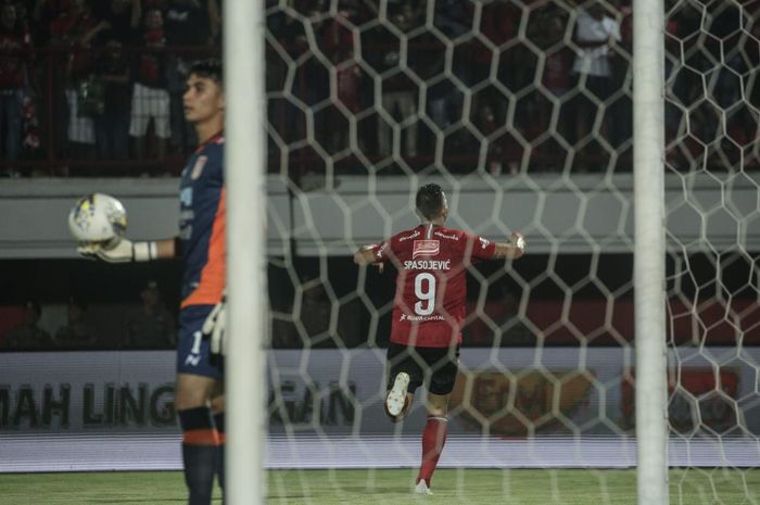 Striker Bali United, Ilija Spasojevic, merayakan gol yang dicetaknya ke gawang Borneo FC pada laga tunda pekan ketujuh Liga 1 2019.